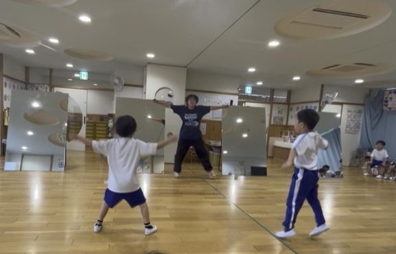 体操教室で体を動かす園児