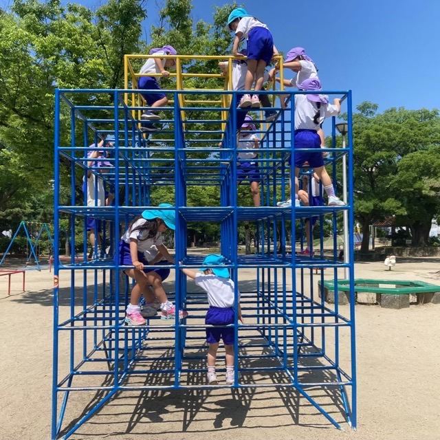 公園のジャングルジムで遊ぶ子どもたち