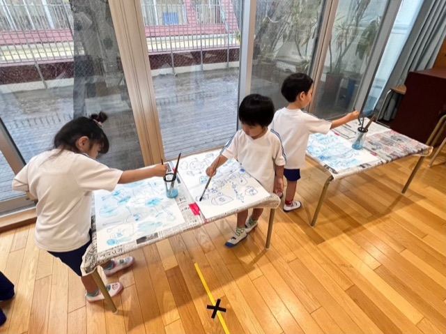 制作に集中して取り組む園児